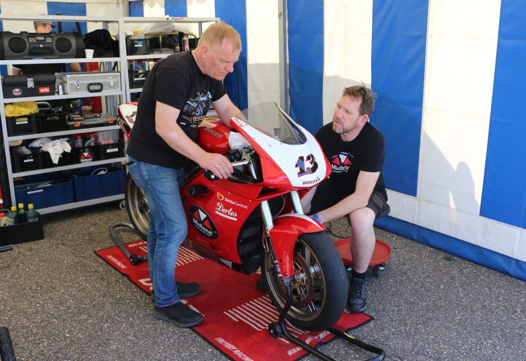 Vagn Jensen (Vagn Jensen Motorcykler) diskuterer opsætning af maskinen med René Prang
(Foto: Erling Prang)